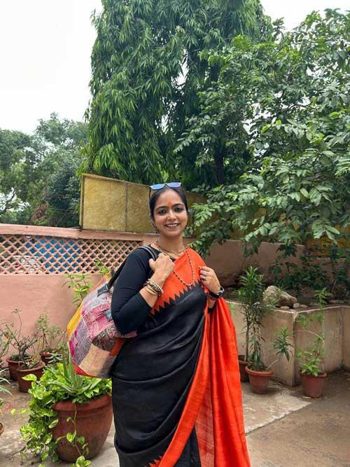Dr. Anubha Singh carrying a handcrafted Jhola